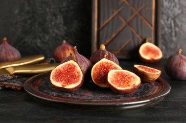 Siyah arka planda taze taze incir tabağı