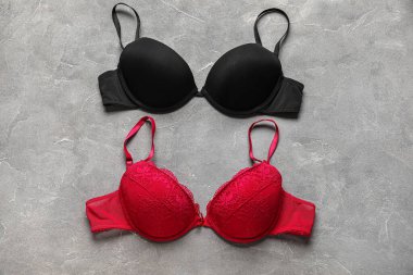 Grunge arka planında şık bayan sutyenleri