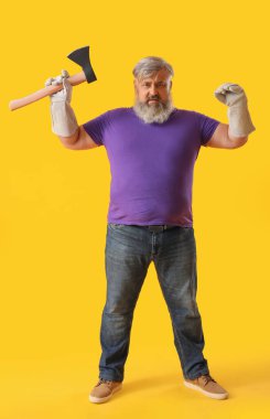 Turuncu arka planda baltası olan olgun oduncu portresi