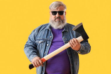 Turuncu arka planda baltası olan olgun oduncu portresi