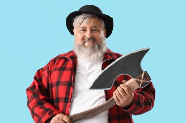 Mavi arka planda baltası olan olgun oduncunun portresi