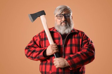 Bej arka planda baltası olan olgun oduncunun portresi