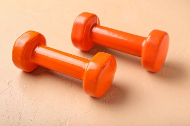 Bej arkaplanda turuncu halterler
