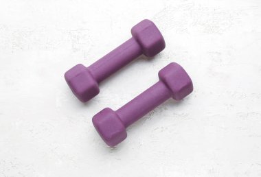 Beyaz arkaplanda mor halterler