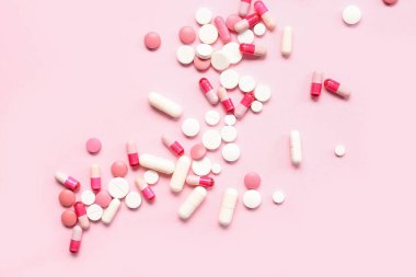 Pembe arka planda çok farklı haplar