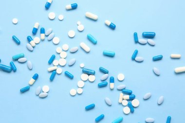 Mavi arka planda çok farklı haplar