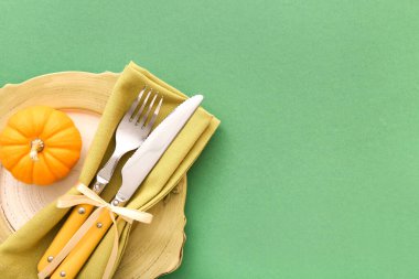 Yeşil zemin üzerinde balkabağı ile sonbahar masa ayarları