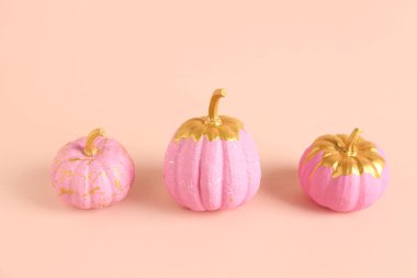 Turuncu arka planda pembe boyalı balkabakları