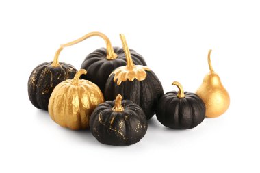 Beyaz zemin üzerinde armut olan siyah ve altın boyalı balkabakları