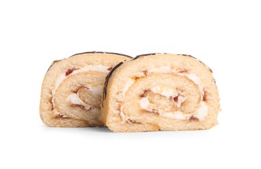 Beyaz arka planda lezzetli süngerli kek ruloları.