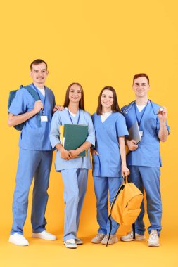 Sarı arka planda bir grup tıp öğrencisi