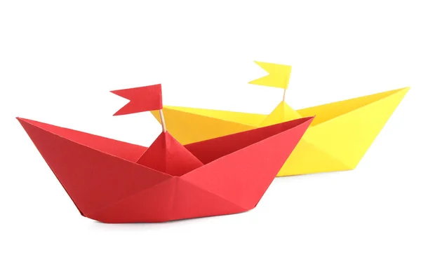 Barcos Origami Coloridos Com Bandeiras Fundo Branco — Fotografia de Stock