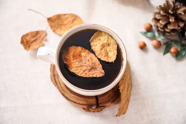 Tasse Tee Mit Herbstblättern Auf Weißem Tisch Nahaufnahme — Stockfoto