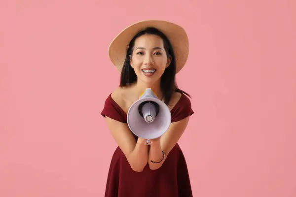Jeune Femme Asiatique Avec Mégaphone Sur Fond Rose — Photo