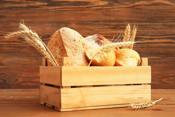 Caixa Com Pães Frescos Espiguetas Trigo Sobre Fundo Madeira — Fotografia de Stock