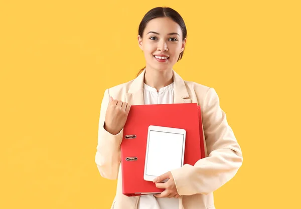 Fiatal Ázsiai Üzletasszony Dokumentum Mappa Tabletta Számítógép Sárga Háttér — Stock Fotó