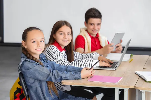 Little Children Studying Devices School Computer Lab — Stock Photo, Image