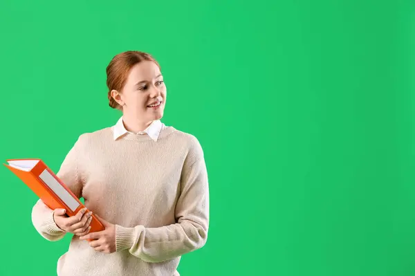Junge Frau Mit Aktenmappe Auf Grünem Hintergrund — Stockfoto