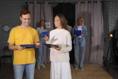 Oyuncular seçmelerde sahnede rol alıyorlar.