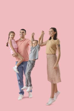 Pembe arka planda mutlu bir aile
