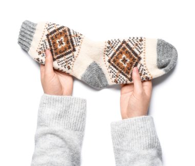 Beyaz arka planda sıcak çorapları olan kadın.