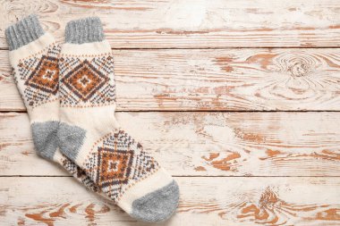 Beyaz ahşap arka planda sıcak çoraplar