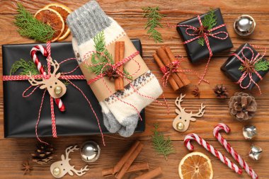 Noel hediye kutularıyla örülmüş çoraplar ve ahşap arka planda farklı baharatlar.