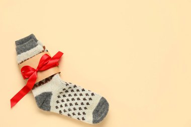 Bej arka planda Noel örgü çorapları