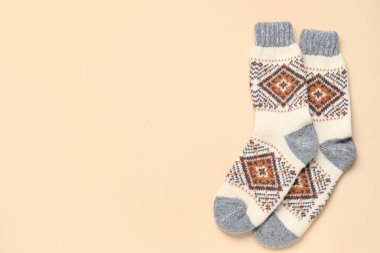 Bej arka planda Noel örgü çorapları