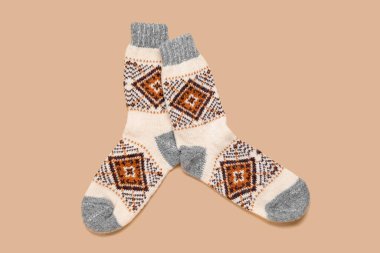 Bej arka planda Noel örgü çorapları