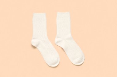 Bej arka planda beyaz örülmüş çoraplar