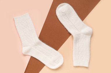 Renkli arka planda beyaz örülmüş çoraplar