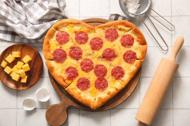 Tahta tahta tahta tahta, lezzetli kalp şekilli pizza ve beyaz fayanslı malzemeler.