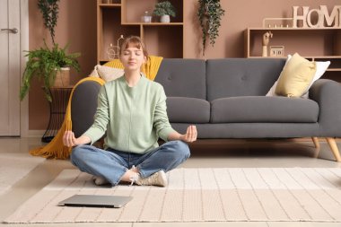 Genç kadın evde yerde meditasyon