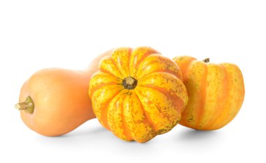 Beyaz arkaplanda farklı taze balkabakları