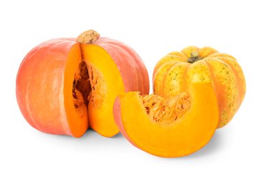 Beyaz arkaplanda taze balkabakları