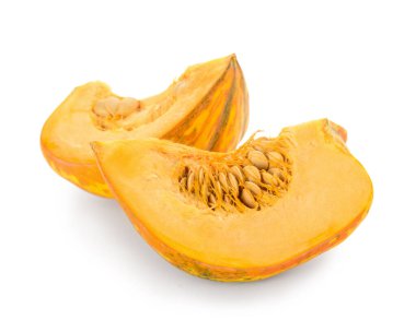 Beyaz arka planda taze balkabağı parçaları