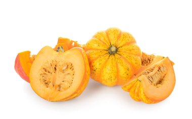 Beyaz arkaplanda taze balkabaklarını kes