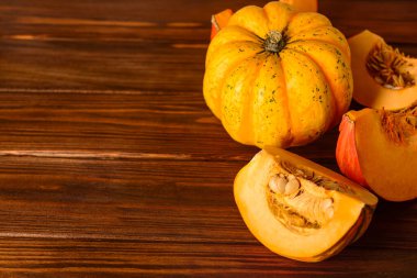 Ahşap arka planda taze balkabakları kes