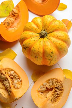 Beyaz arka planda taze balkabakları ve sonbahar yaprakları