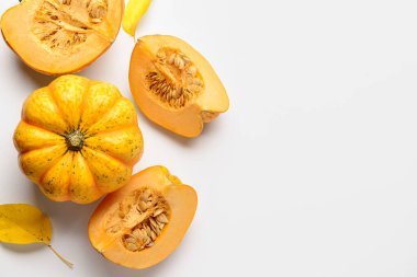 Beyaz arka planda taze balkabakları ve sonbahar yaprakları