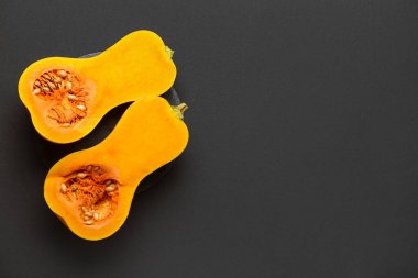 Siyah arkaplanda taze balkabağı yarıları