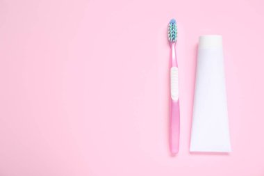 Arkaplanda diş macunu olan diş fırçası.