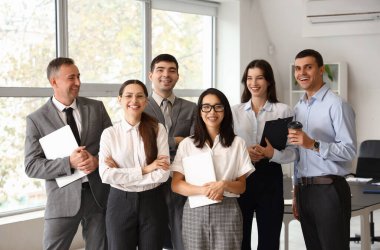 İş arkadaşları ofiste çalışıyor.