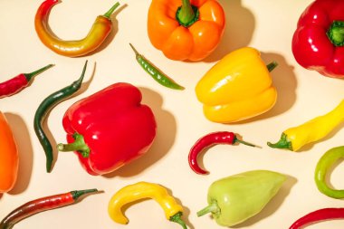 Beyaz arka planda farklı taze biberler