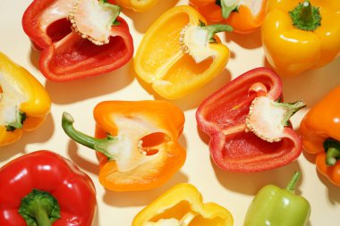 Beyaz arkaplanda taze çan biberleri