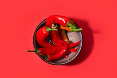 Arka planda kırmızı biberli kase