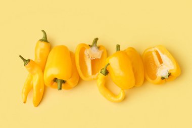 Sarı arka planda farklı taze biberler