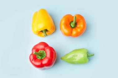 Mavi arka planda taze dolmalık biberler