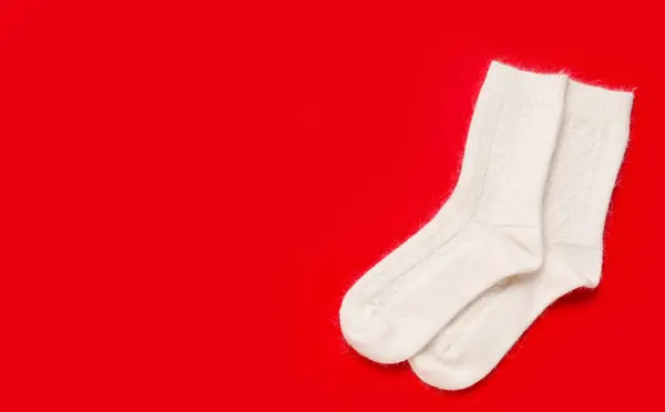 Calcetines Punto Blanco Sobre Fondo Rojo —  Fotos de Stock